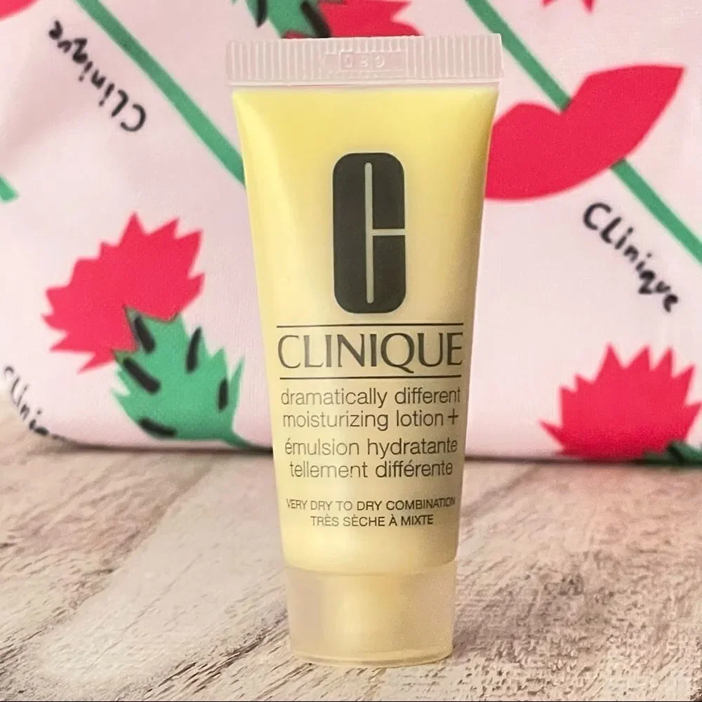 NWT Clinique 2 Pc Set of makeup bag & Dramatically different moisturizing lotion